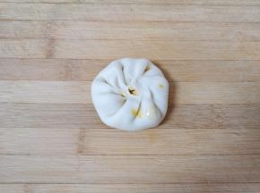 像包包子一样包起来，捏紧收口。