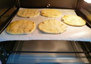 烤网上铺上油纸，放上做好的烧饼生胚，送入预热好的烤箱，上下管200度烤20分钟。