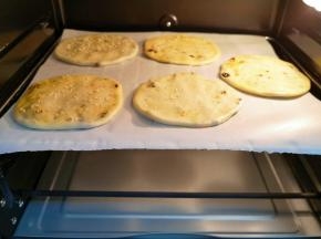烤网上铺上油纸，放上做好的烧饼生胚，送入预热好的烤箱，上下管200度烤20分钟。