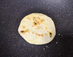 剩下一个烧饼是用平底锅烙的，一样好吃。