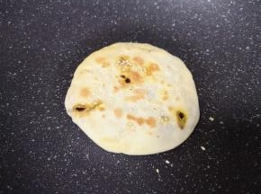 剩下一个烧饼是用平底锅烙的，一样好吃。