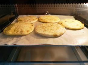 看看这是烤了15分钟的烧饼，微微变厚，香味已经飘出来了。