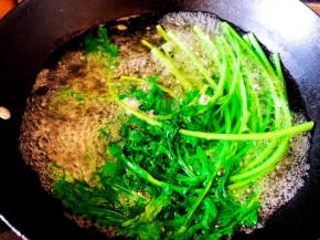 锅中烧热水，水开放入茼蒿。等水再次烧开后，捞出茼蒿。