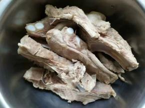 1.肋排焯一下水，清洗干净    2.再加入料酒