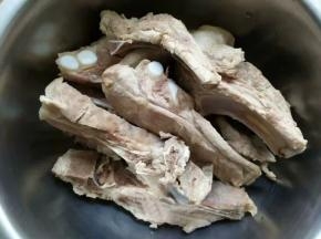 1.肋排焯一下水，清洗干净    2.再加入料酒