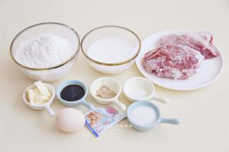 准备好材料，液体部分要经过冷藏，揉面的时候不容易边揉边发酵，黄油要提前室温软化好。