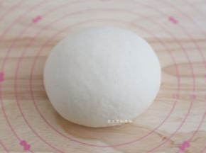 将汉堡面包胚的材料除黄油外揉成粗膜状态，再加入黄油揉出手套膜后，滚圆静置松弛15分钟。