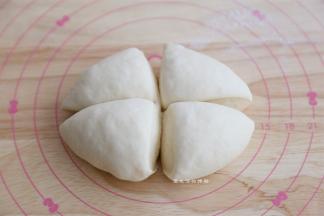 将面团一份为4份，大约是100克左右一个，这里做出来的汉堡胚是直径11cm的圆形面包，和外面的差不多大小，高度略高，也可以做成5个。