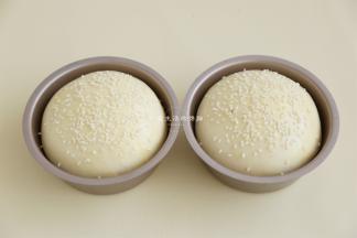 半小时后，面团就发满模了，圆滚滚的特别好看，此时涂上一层蛋液，撒上白芝麻，烤箱180度提前预热好，放入烤箱中下层烤28分钟左右，中途上色后盖上锡纸防止上色过重。