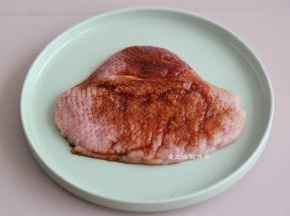 在前面松弛面团的时候，我们可以腌制猪排，将猪里脊用松肉锤敲打成扁平状，加入酱油，盐，胡椒粉按摩腌制1小时左右。