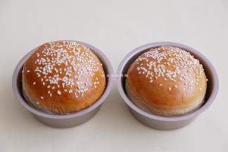 此时汉堡胚也烤好了，取出放凉备用。