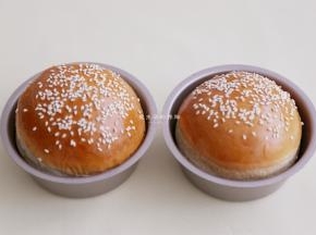 此时汉堡胚也烤好了，取出放凉备用。