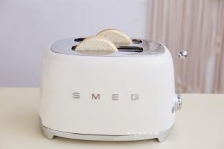 家人喜欢吃酥脆汉堡底的，就放入多士炉里烤2分钟，吃起来特别香。