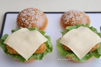 再放上一块烤过的芝士，芝士奶香很浓。