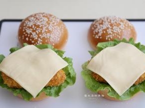 再放上一块烤过的芝士，芝士奶香很浓。