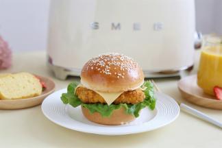 盖上顶盖的汉堡胚，好吃的猪排堡就做好了，超级小资！猪排香嫩酥脆，汉堡胚柔软好吃，小朋友说太好吃了！