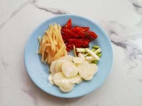 将大蒜切片，泡姜切丝，泡椒、葱头切段备用。