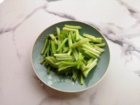 芹菜切小段备用。