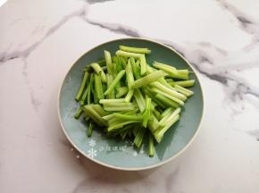 芹菜切小段备用。