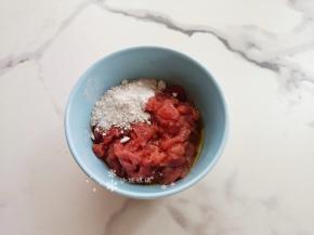 将牛肉洗净切丝，加入适量淀粉和花椒油拌匀备用。