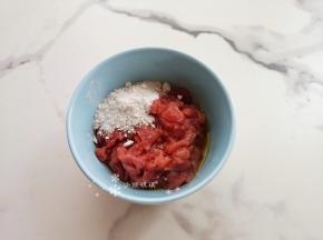 将牛肉洗净切丝，加入适量淀粉和花椒油拌匀备用。