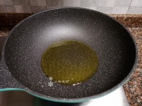 热锅倒油烧至8成热。