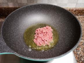 放入牛肉丝大火快速翻炒。