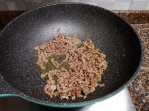 牛肉变色断生立即铲出。