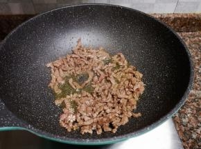 牛肉变色断生立即铲出。