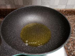 锅里再倒入适量油烧至8成热。