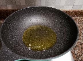 锅里再倒入适量油烧至8成热。