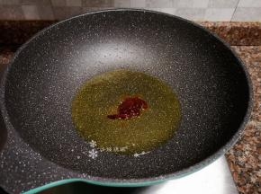放入一勺豆瓣酱翻炒出香味。