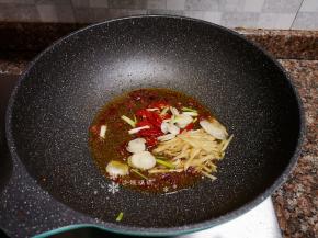 放入泡姜、泡椒、大蒜片和葱头翻炒出香味。