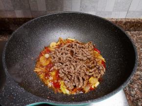 放入牛肉丝翻炒均匀。（时间不宜太长）