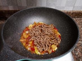 放入牛肉丝翻炒均匀。（时间不宜太长）