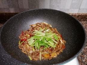 放入芹菜翻炒片刻。