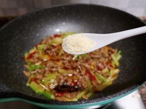 最后放入一勺鸡精翻炒均匀即可出锅。