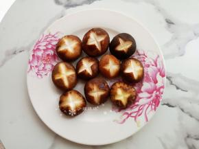 将香菇洗净去蒂，在表面切出花口。