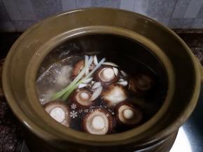 水开后放入香菇再次大火煮开。