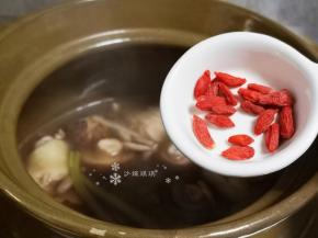 放入枸杞炖煮10分钟。