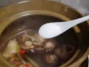 最后放入盐炖煮10分钟左右即可。