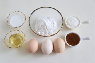 准备好材料，鸡蛋要冷藏过夜的，冷藏过的蛋白打发后会更加稳定，不容易消泡，淀粉要和细砂糖混合均匀，也可以对蛋白起到稳定作用。