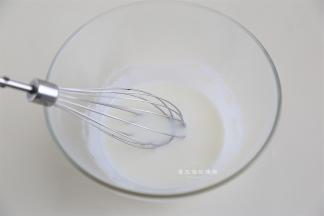 玉米油和牛奶混合均匀，彻底乳化后的液体是没有油星，外观十分细腻顺滑的。