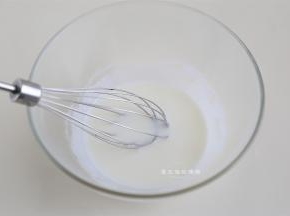 玉米油和牛奶混合均匀，彻底乳化后的液体是没有油星，外观十分细腻顺滑的。