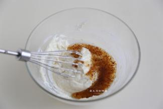 再将低筋粉过筛进奶糊里，这里用的是后蛋法，会让蛋糕的组织更加细腻，糖桂花倒入糊内拌匀，没有的就将糖桂花的量换成细砂糖的即可。