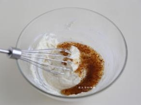再将低筋粉过筛进奶糊里，这里用的是后蛋法，会让蛋糕的组织更加细腻，糖桂花倒入糊内拌匀，没有的就将糖桂花的量换成细砂糖的即可。