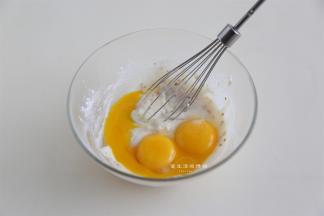 将鸡蛋分离出蛋白和蛋黄，蛋黄放入面糊内，蛋白放入干净无油的打蛋盘里。