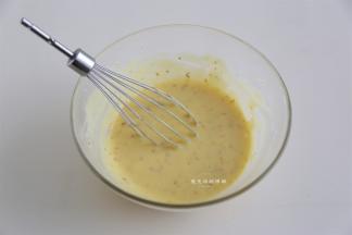 拌匀后的桂花面糊静置一会儿，这时候我们来打发蛋白和预热烤箱，烤箱上下管150度预热。