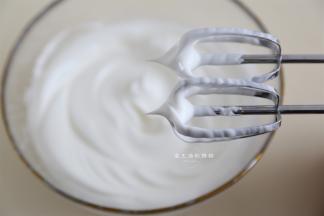 将细砂糖和淀粉混合均匀分3次加入蛋白里打发，最后的状态是出想短小尖角，就是干性发泡的状态。