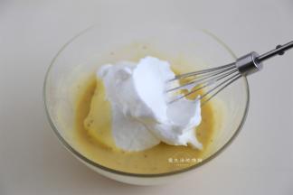 取1/3的蛋白霜放入蛋黄糊里，用翻拌手法拌匀，不要打圈搅拌，会让蛋白霜消泡。